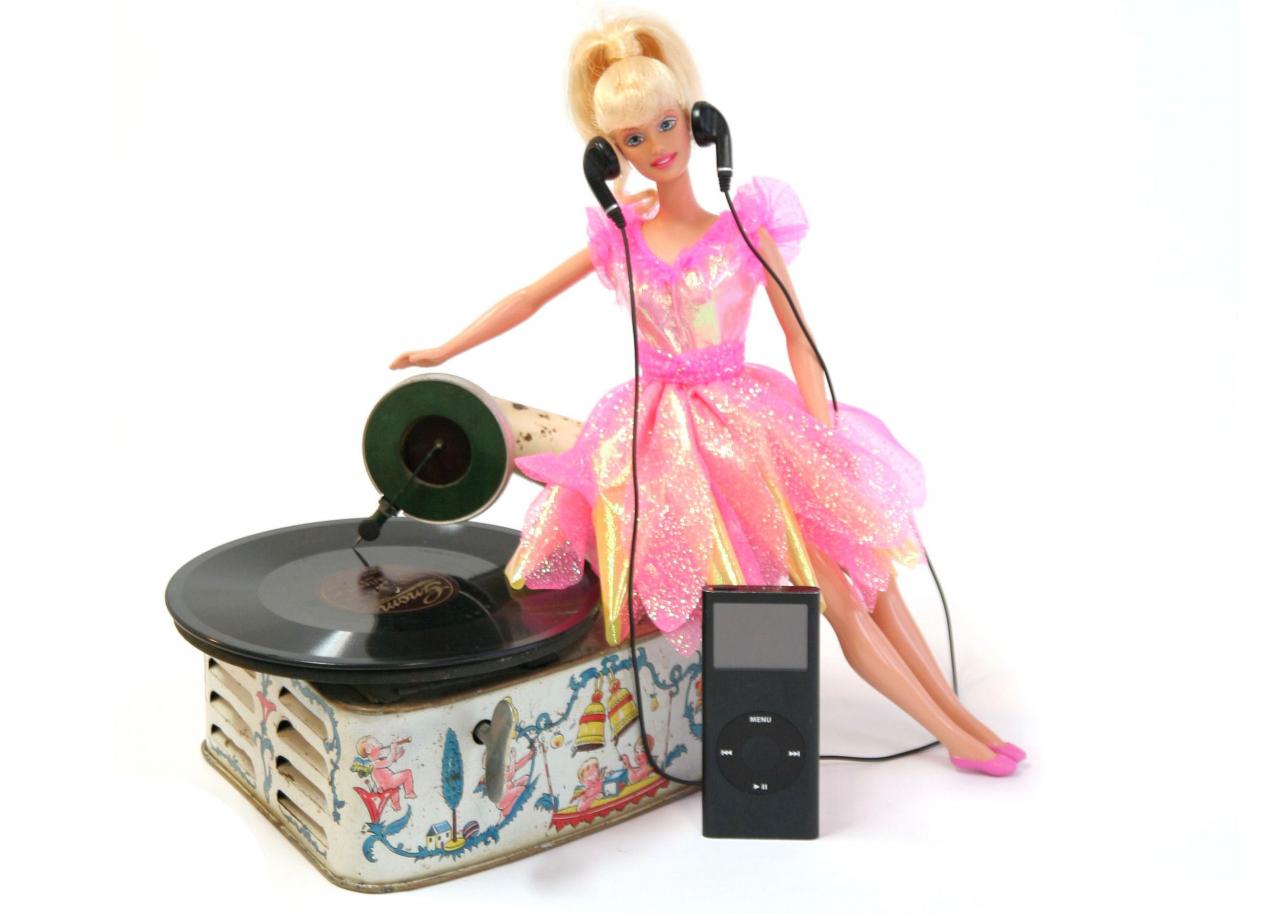 Medien Mix mit Schallplattenspieler, mp3 Player und Barbie